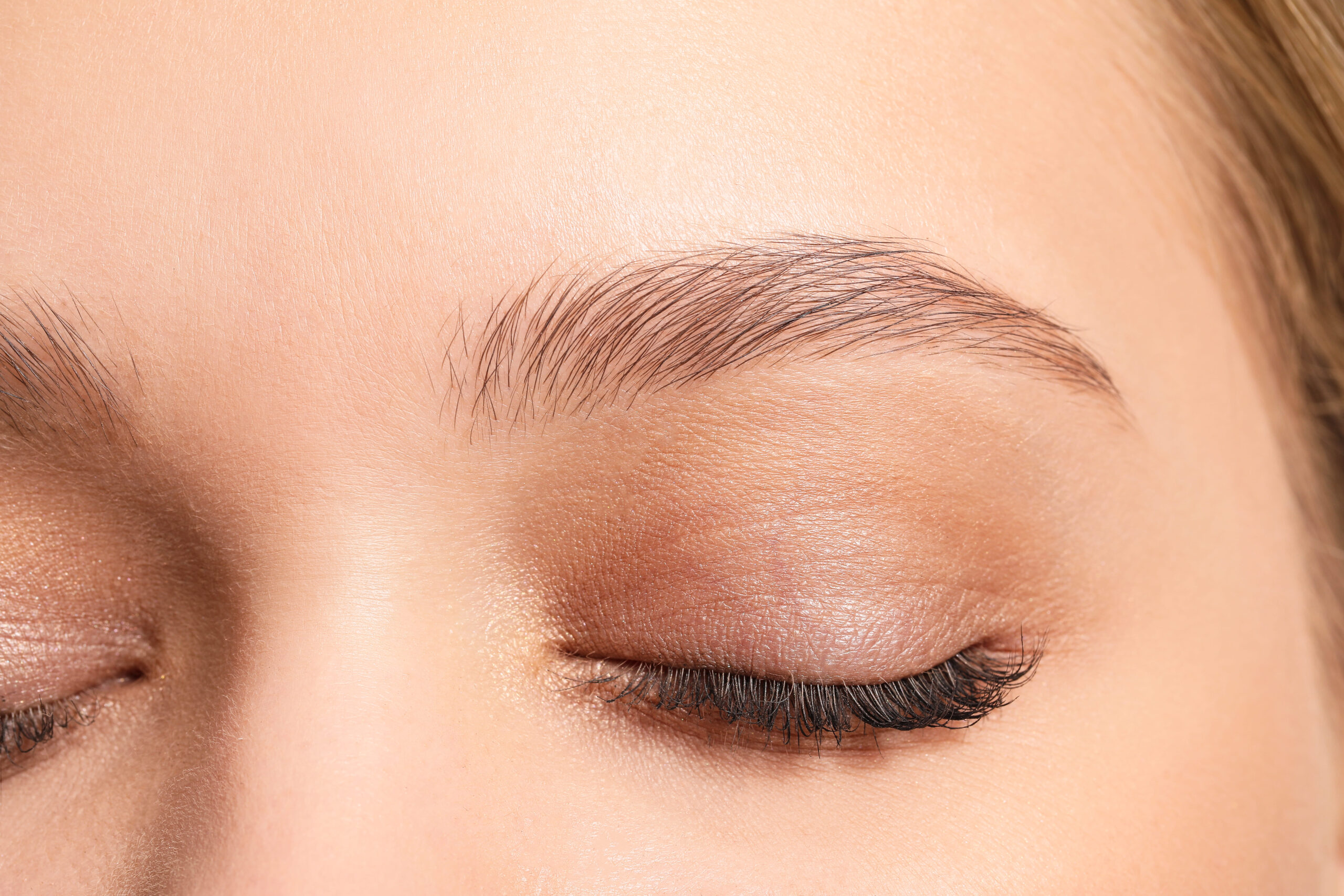 young-woman-with-beautiful-eyebrows-closeup (1)