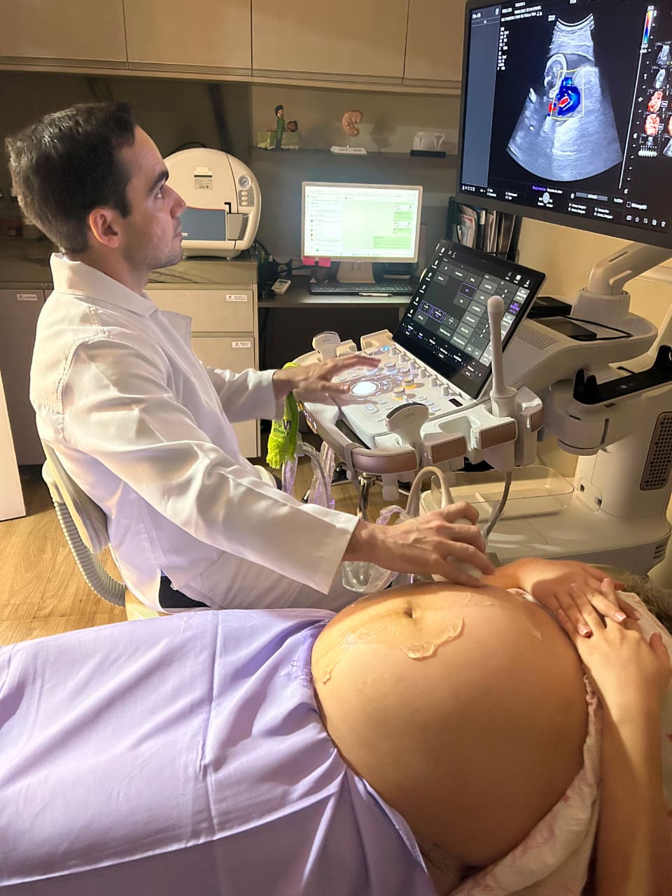 Dr. Halyson Ponte em atendimento